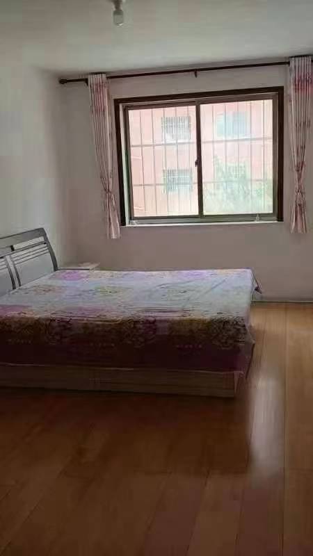东风华冠小区框架1楼102平，两室两厅，1500/月年租
