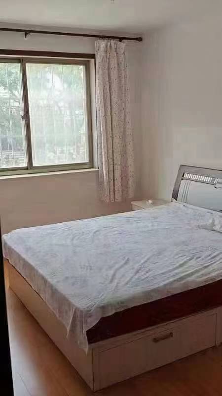 东风华冠小区框架1楼102平，两室两厅，1500/月年租