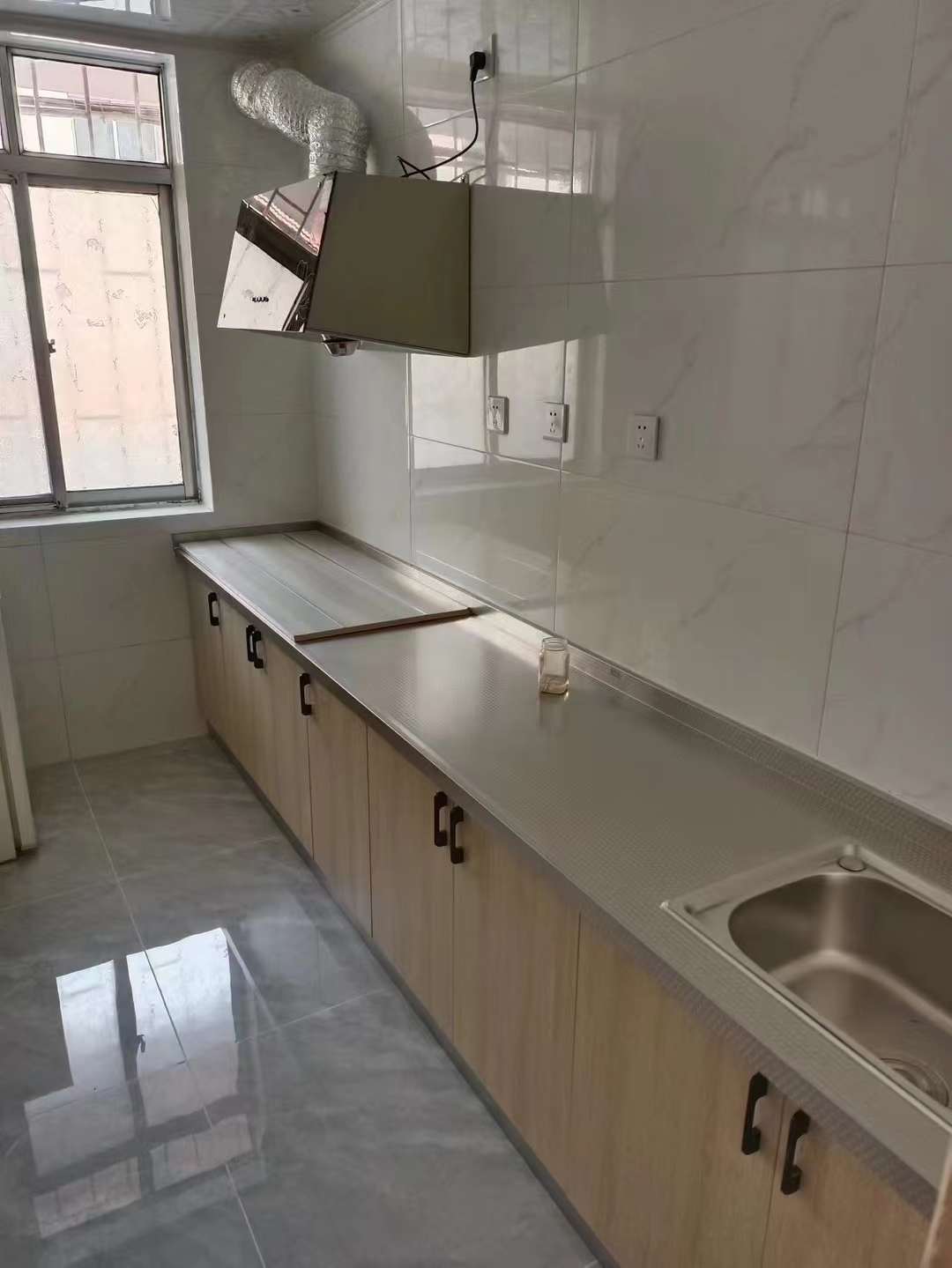 馨园小区一楼65平，新空调等家具齐全，月租750元！