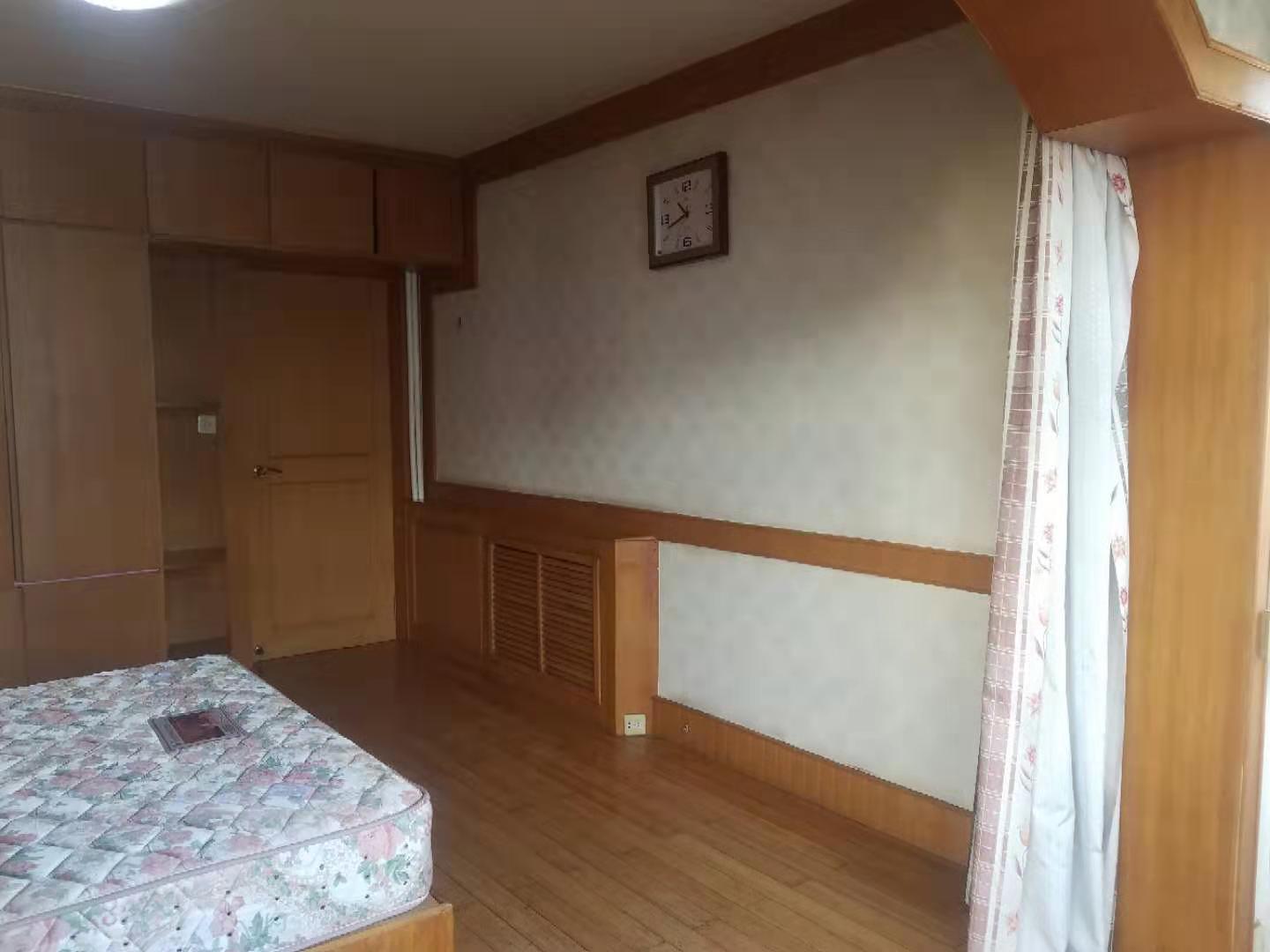 昆仑大厦北面的富禹小区4楼三室一厅出租
