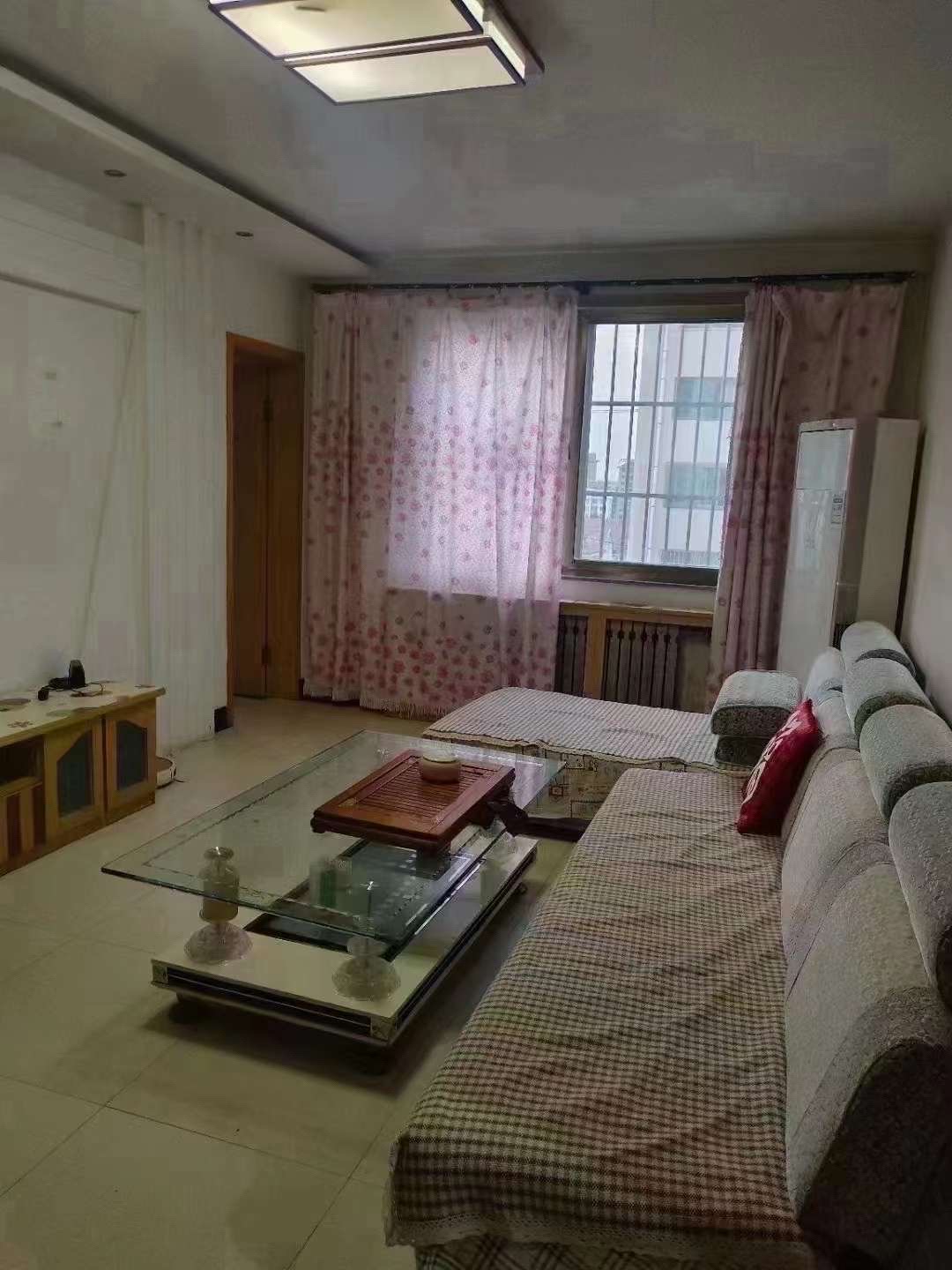 东风花园2楼102平，三室2厅，空调，电视，冰箱，洗衣机