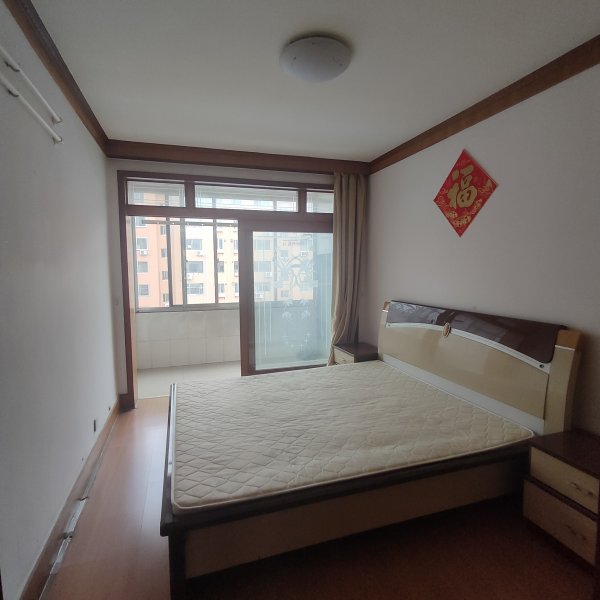 向阳二区，三楼95平，三室，1200/月