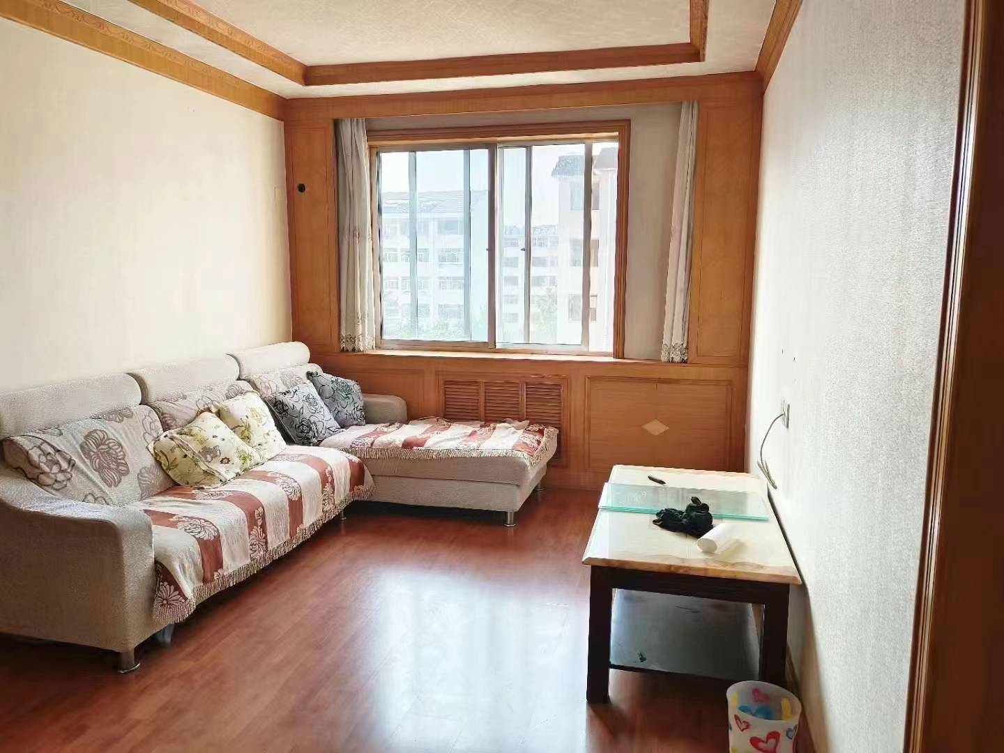 政府二区4楼80来平，2室双气，家电家具，1000/月年租。