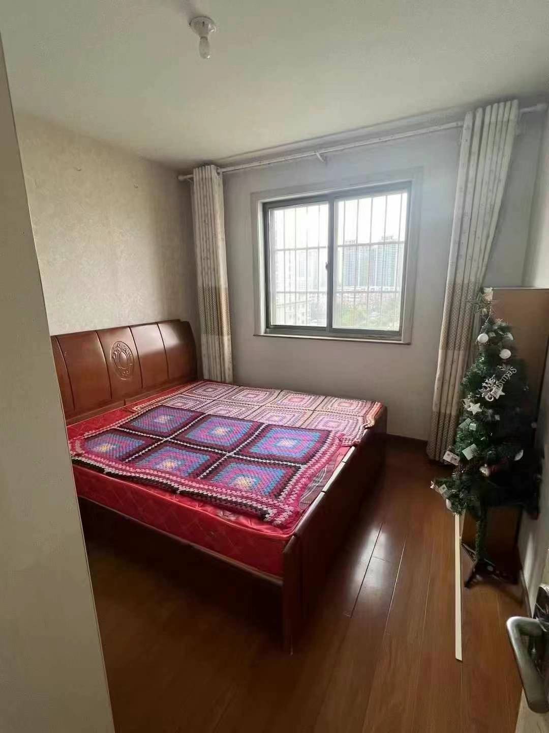 西城华府，电梯9楼西边户 卫生间带窗，房本98平，1400元/月