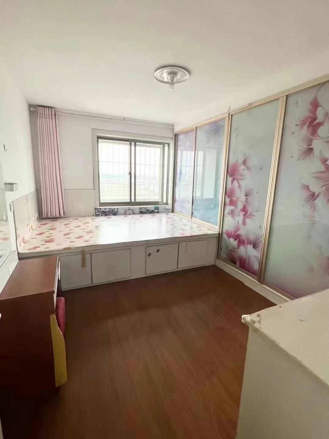 西城华府，电梯9楼西边户 卫生间带窗，房本98平，1400元/月
