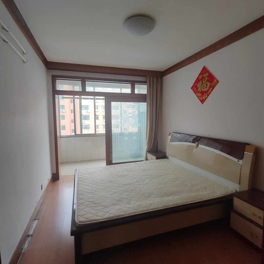 向阳二区，三楼，90平左右，三室一厅，1200/月