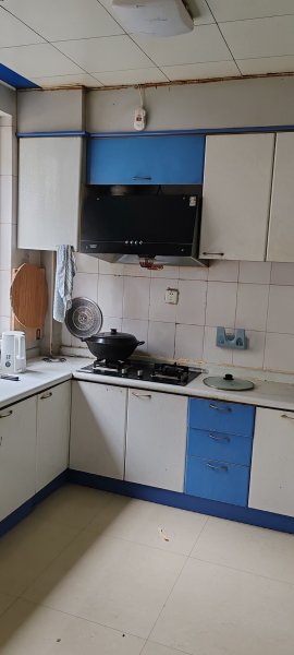 豪门小区一楼87平，两室两厅，有热水器，空调，冰箱，洗衣机