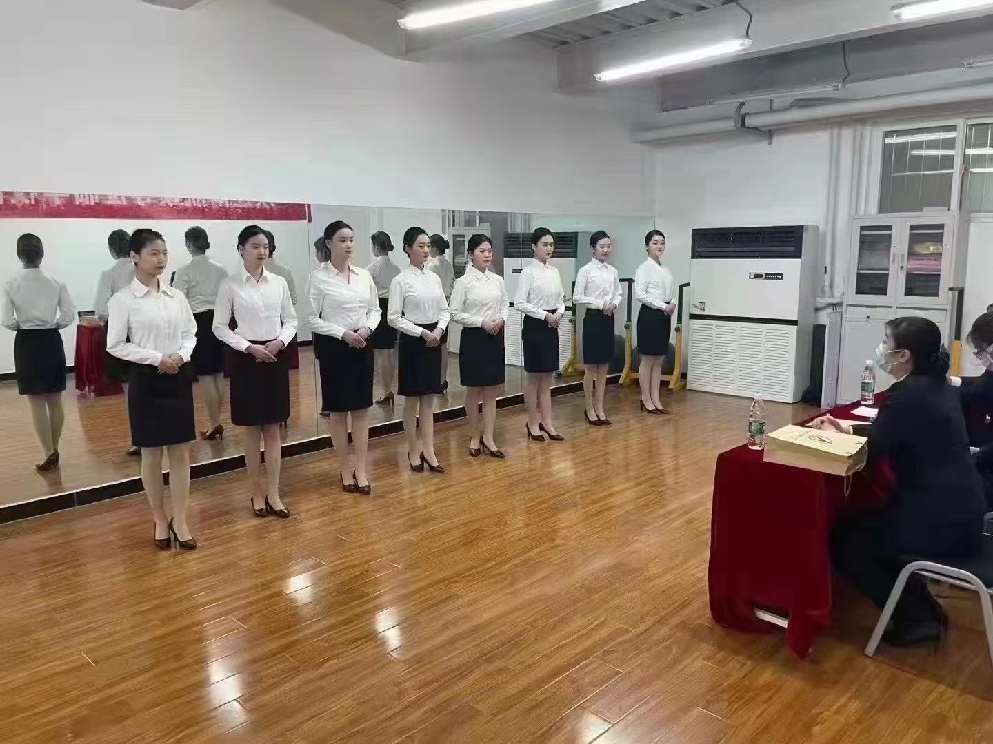 应届毕业生看看航空票务员高级白领工作福利待遇好