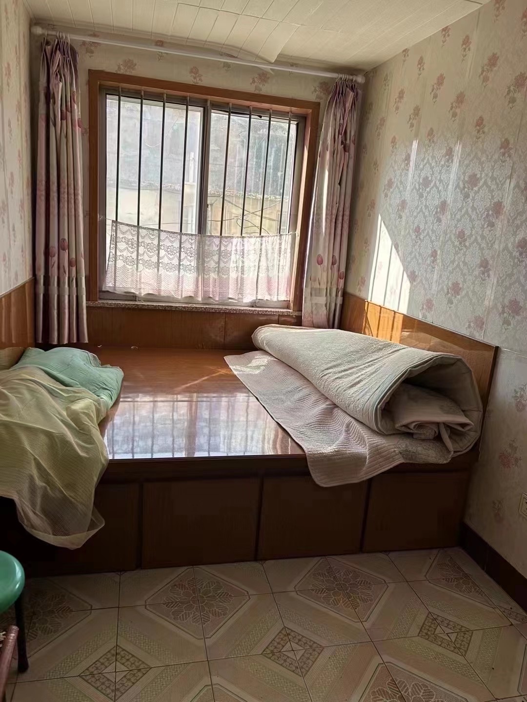 东风花园南石油家属楼贴地一楼，82平，三室双气，配有家电