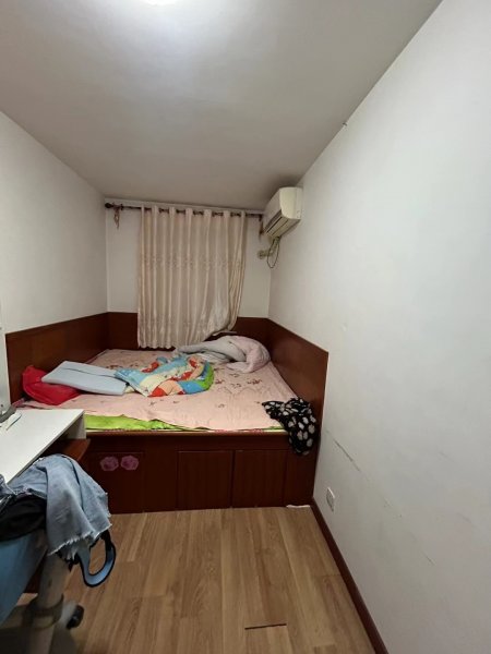 河滨小区四楼75平，精装地暖，配有家电，双气，家里干净