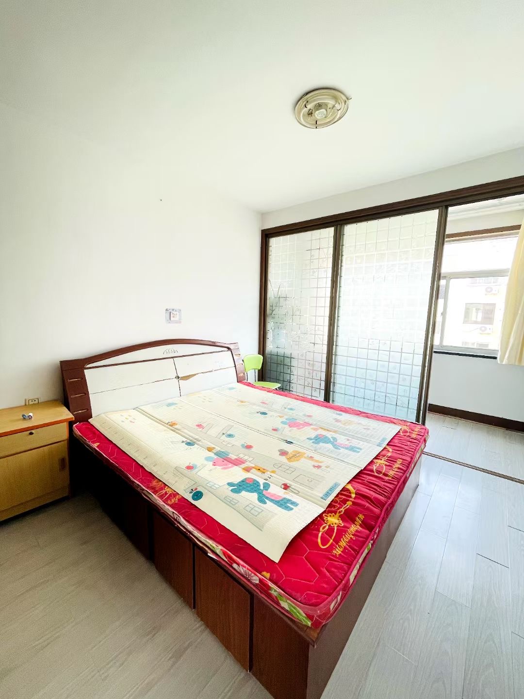 新华小区4楼边户精装短住三室全明户型卫生间带窗家具家电齐全有空调年租1100/月
