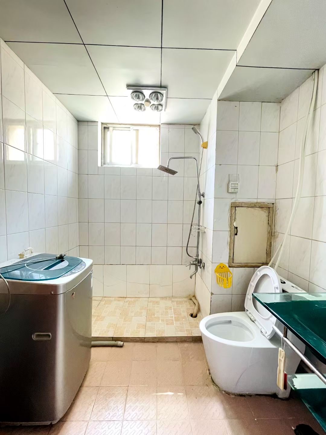新华小区4楼边户精装短住三室全明户型卫生间带窗家具家电齐全有空调年租1100/月