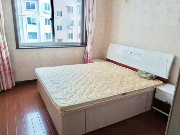 幸福小区精装四楼出租