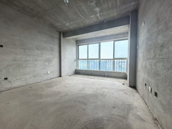 西馨苑K区住人三楼101平边户，三室两厅一卫，地暖双气，29.8万