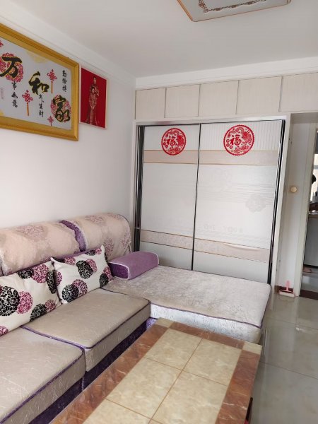 黄山小区贴地3楼58平，精装短住，价格可议。