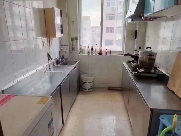 物资小区3楼边户，2室2厅，94平，家电家具齐全，干净板正