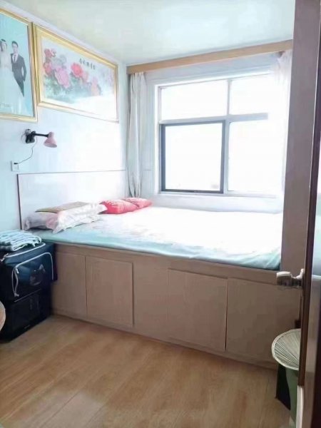 馨园小区5楼，一中一墙之隔，75平两室两厅，年租，家电家具齐全，拎包入住