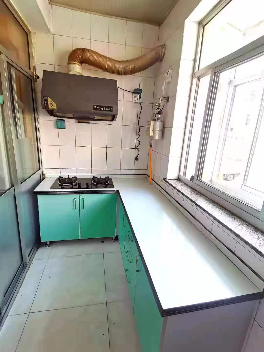 老车站东华冠一区一楼80平三室家电齐有空调热水器租金900