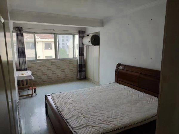 河滨小区：5楼 74平 家有空调1200/月