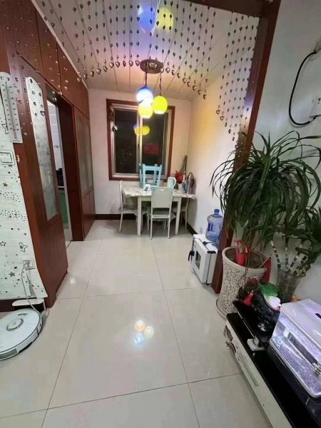 首次出租河滨小区四楼75平，精装地暖，家电齐全，两个空调