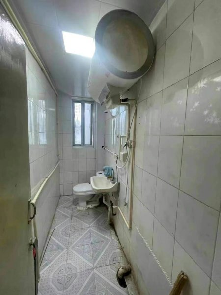 东山小区，贴地四楼两室，月租700