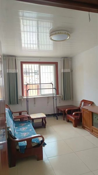 艺校后贴地一楼出租