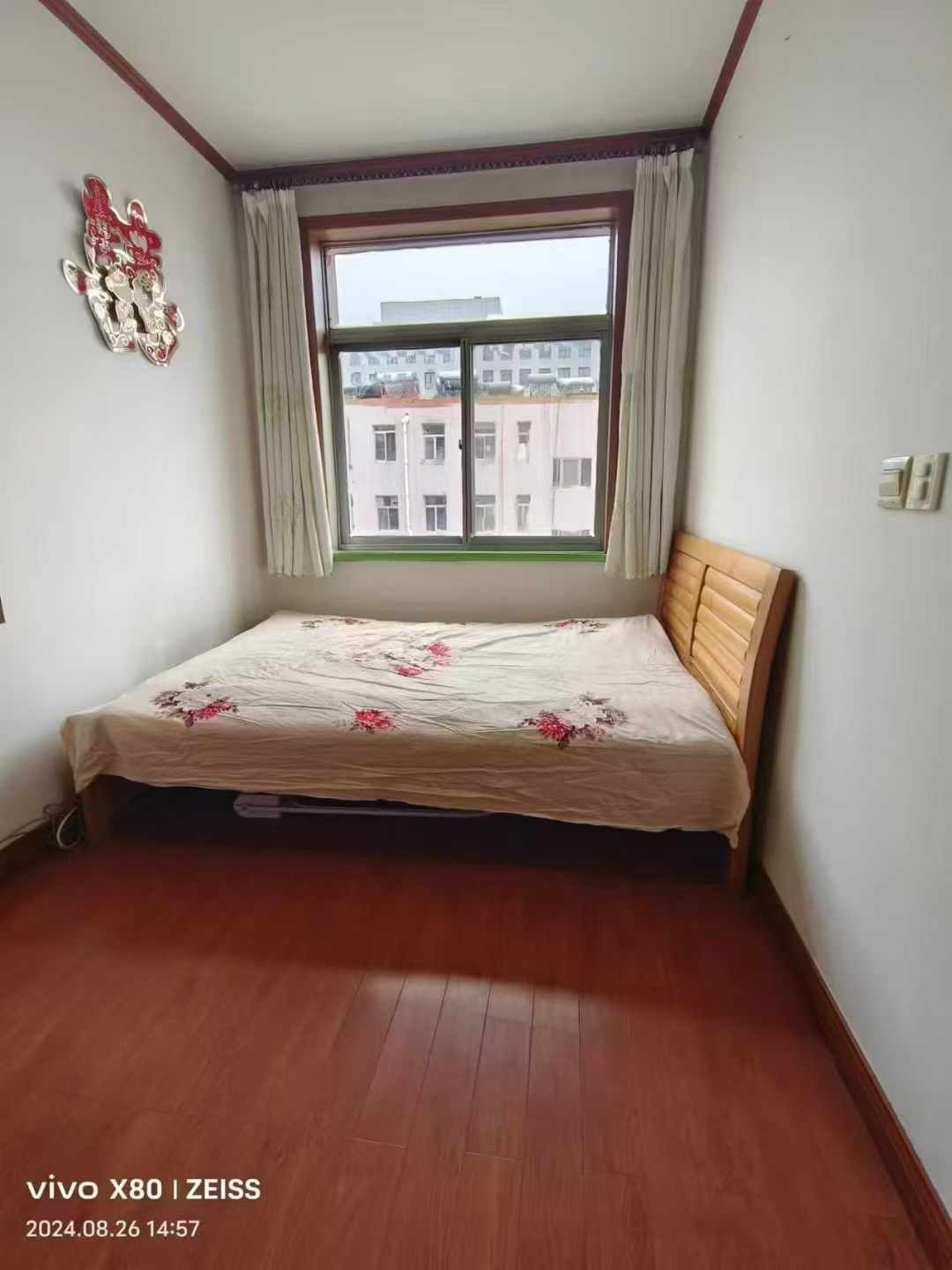 馨园小区，贴地4楼，非顶楼，90平，三室，每月1200