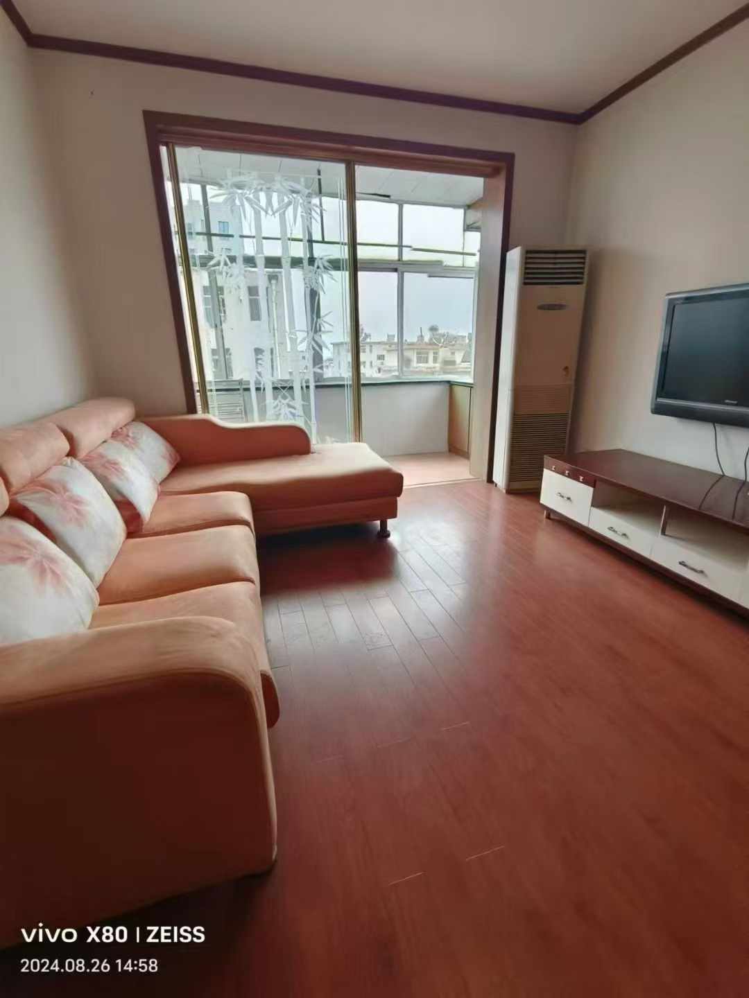 馨园小区，贴地4楼，非顶楼，90平，三室，每月1200