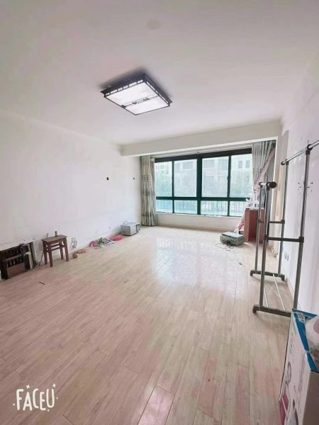 香格里拉一区，102平，66.8万，三室两厅两卫