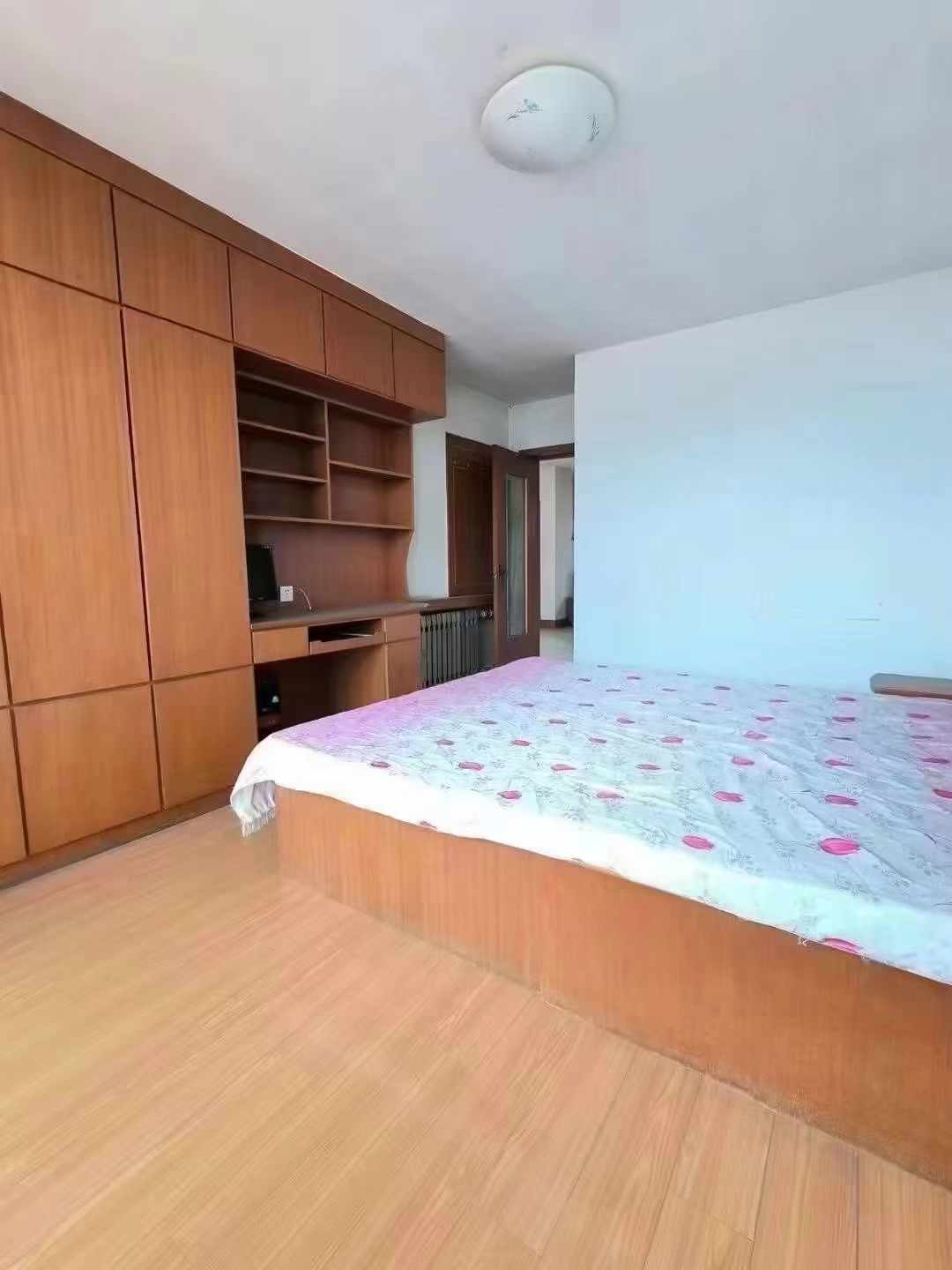 东风花园，六楼80平，两室两厅家具家电齐全，年租800元/月