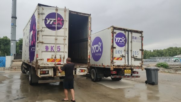 2017年5.8米依维柯厢式货车
