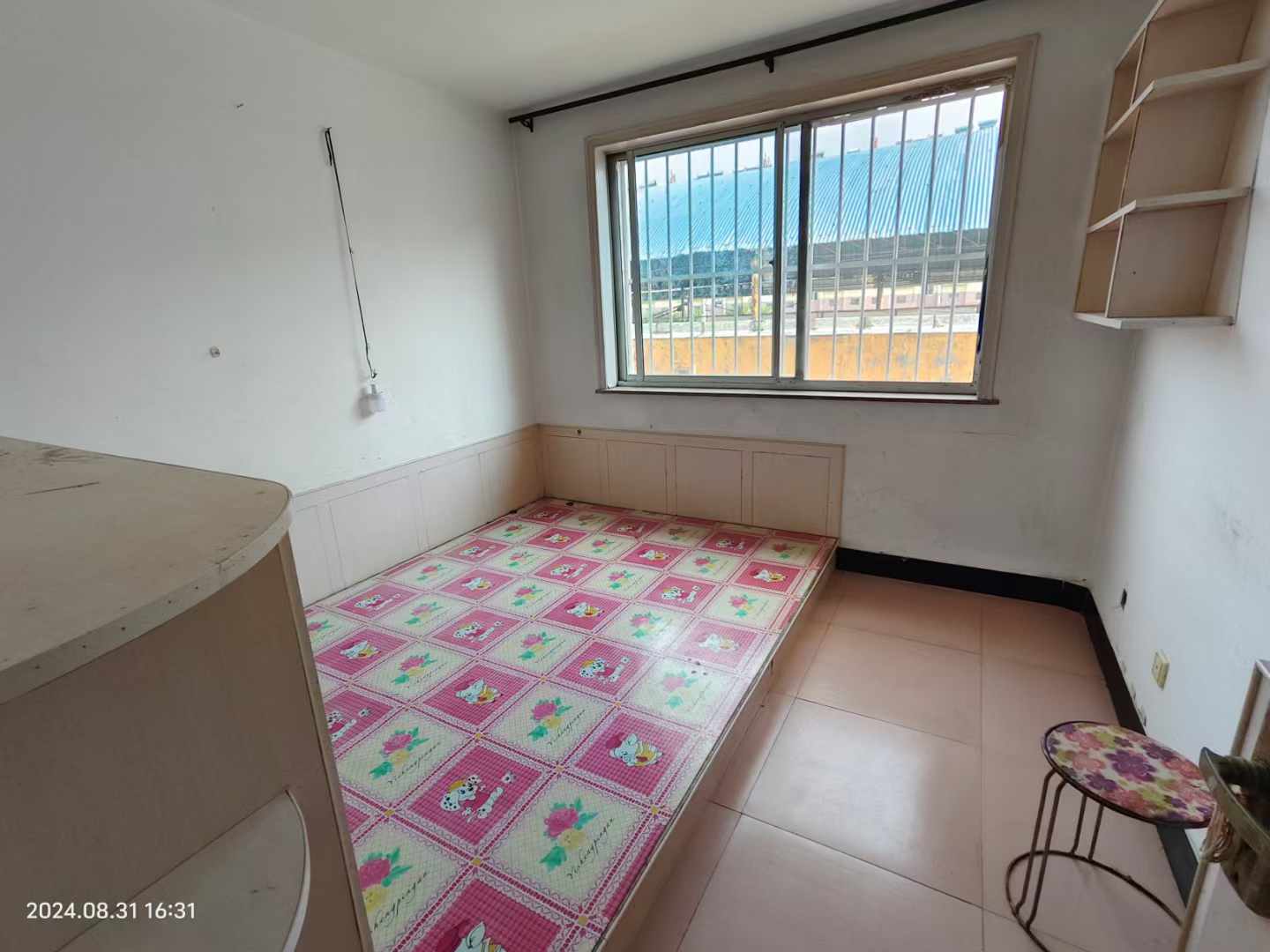 金泰小区一楼，三室一厅，家具家电齐全，1000一个月，