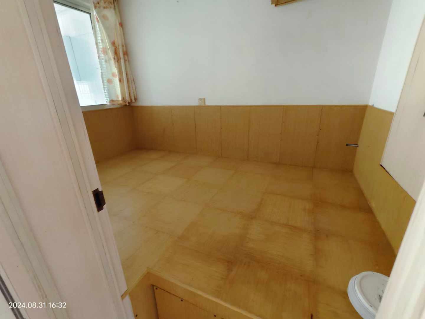 金泰小区一楼，三室一厅，家具家电齐全，1000一个月，