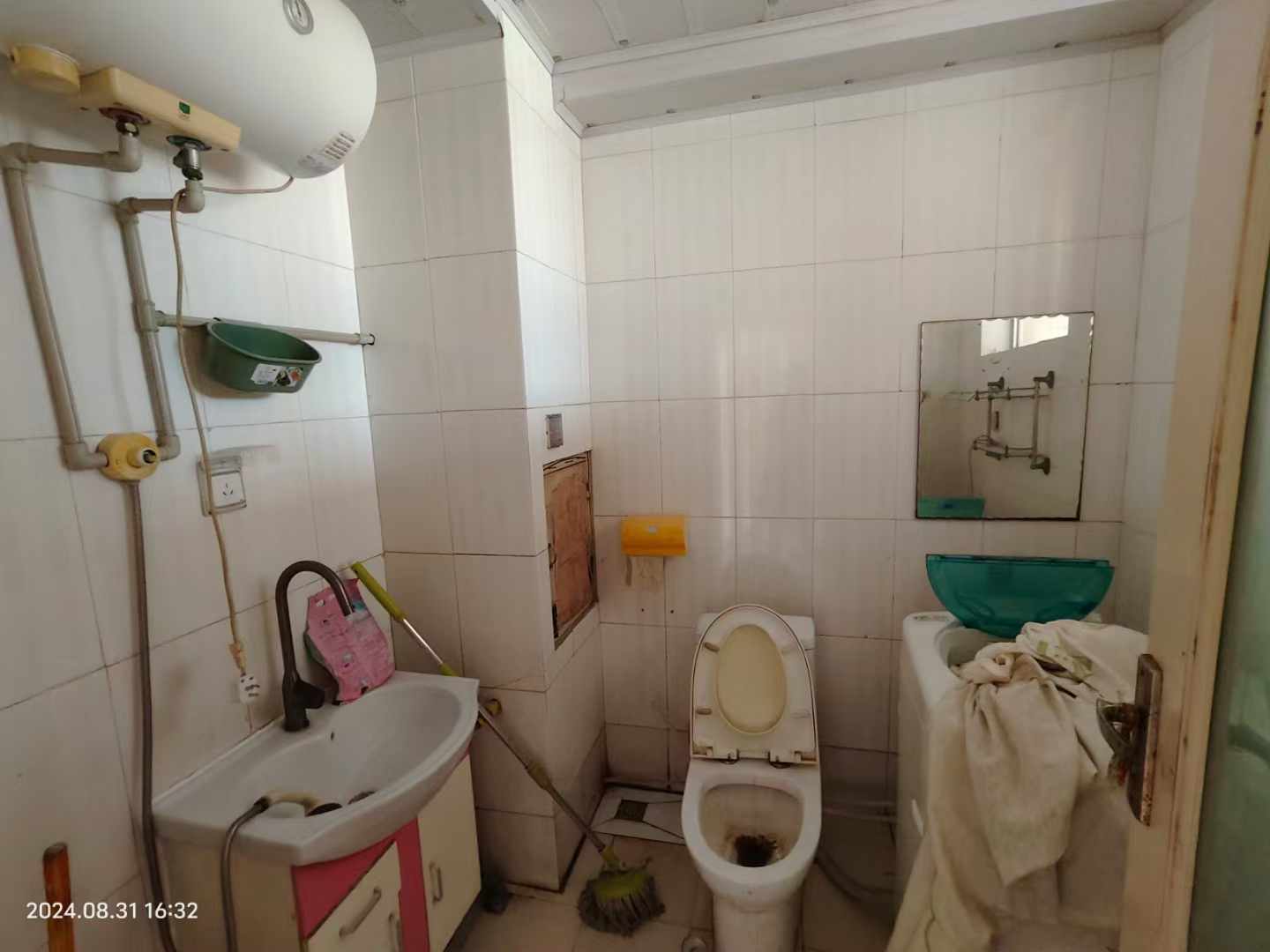 金泰小区一楼，三室一厅，家具家电齐全，1000一个月，