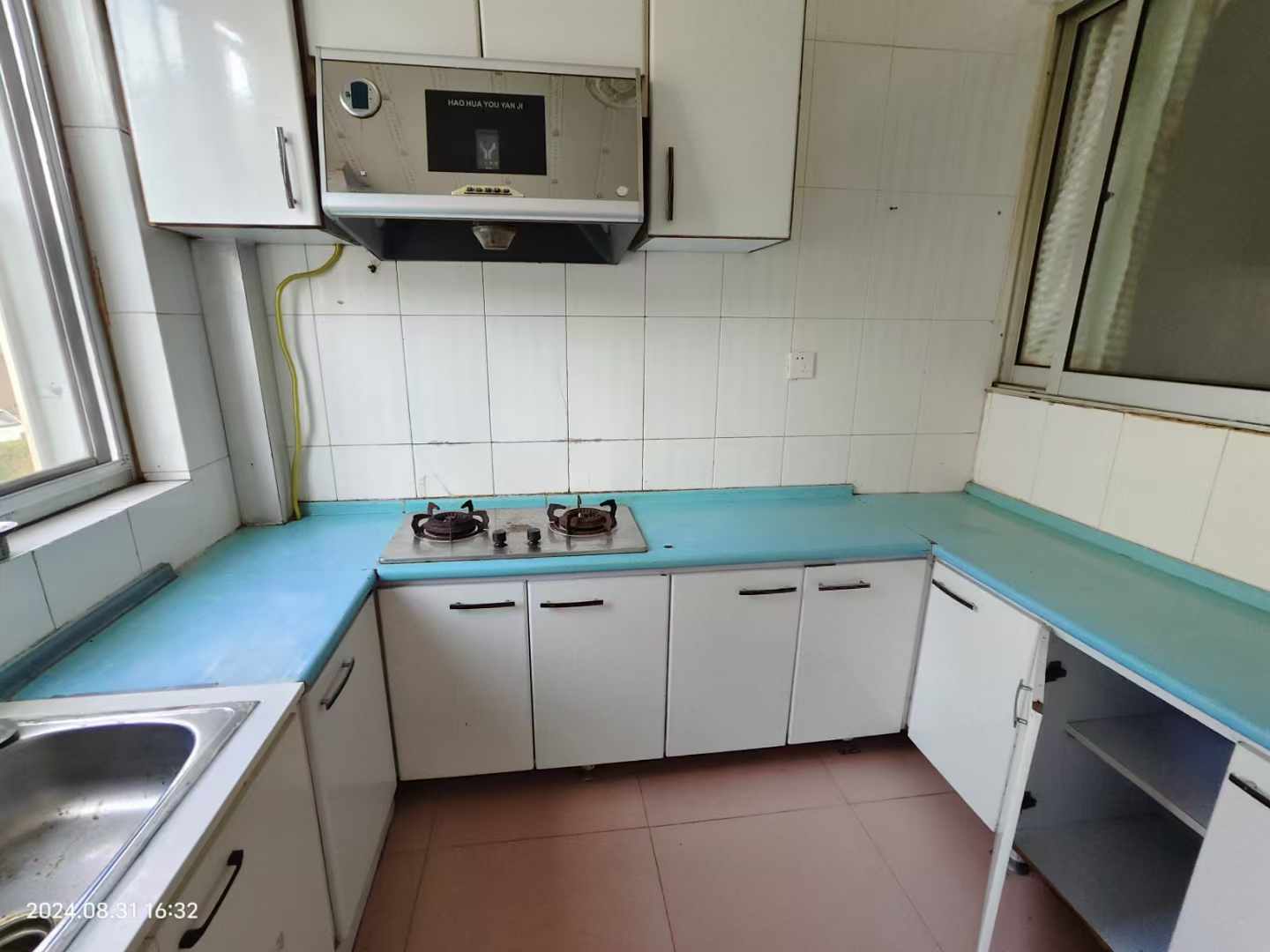 金泰小区一楼，三室一厅，家具家电齐全，1000一个月，