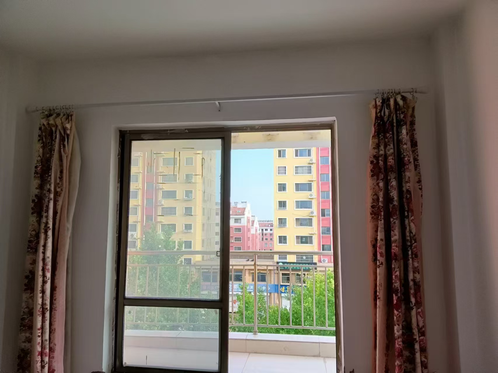 西城华府五楼阁楼对外出租