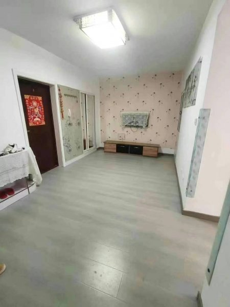 润泽小区电梯四楼出租