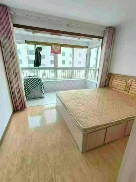 水景绿城 三楼边户，93平，52.8万 三室两厅！框架地暖