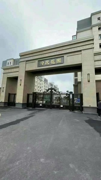 荣茂花园电梯五楼138平，三室两卫格局超好，每平仅售6280元，支持贷款