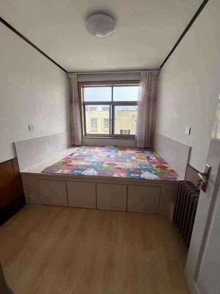 黄山小区四楼66平米，精装三室一厅，双气