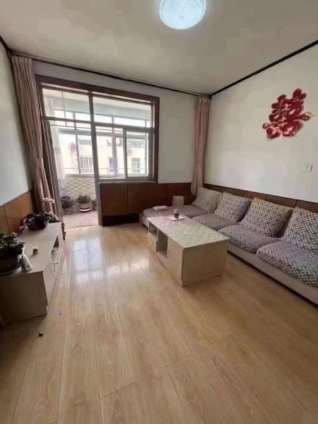 黄山小区四楼66平米，精装三室一厅，双气