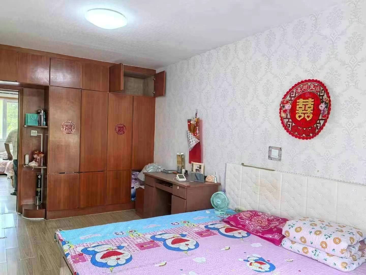 低首付！兴发小区一楼85.6平！33.8万半框架！家具齐全！领包入住