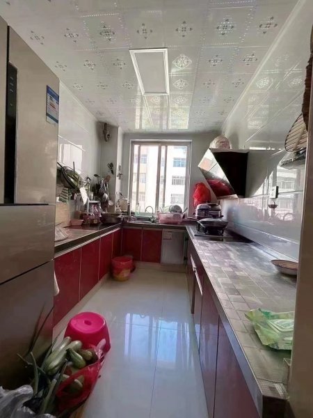 光明小区2楼，91平，两室两厅（可做三室），家里超级板正，拎包入住