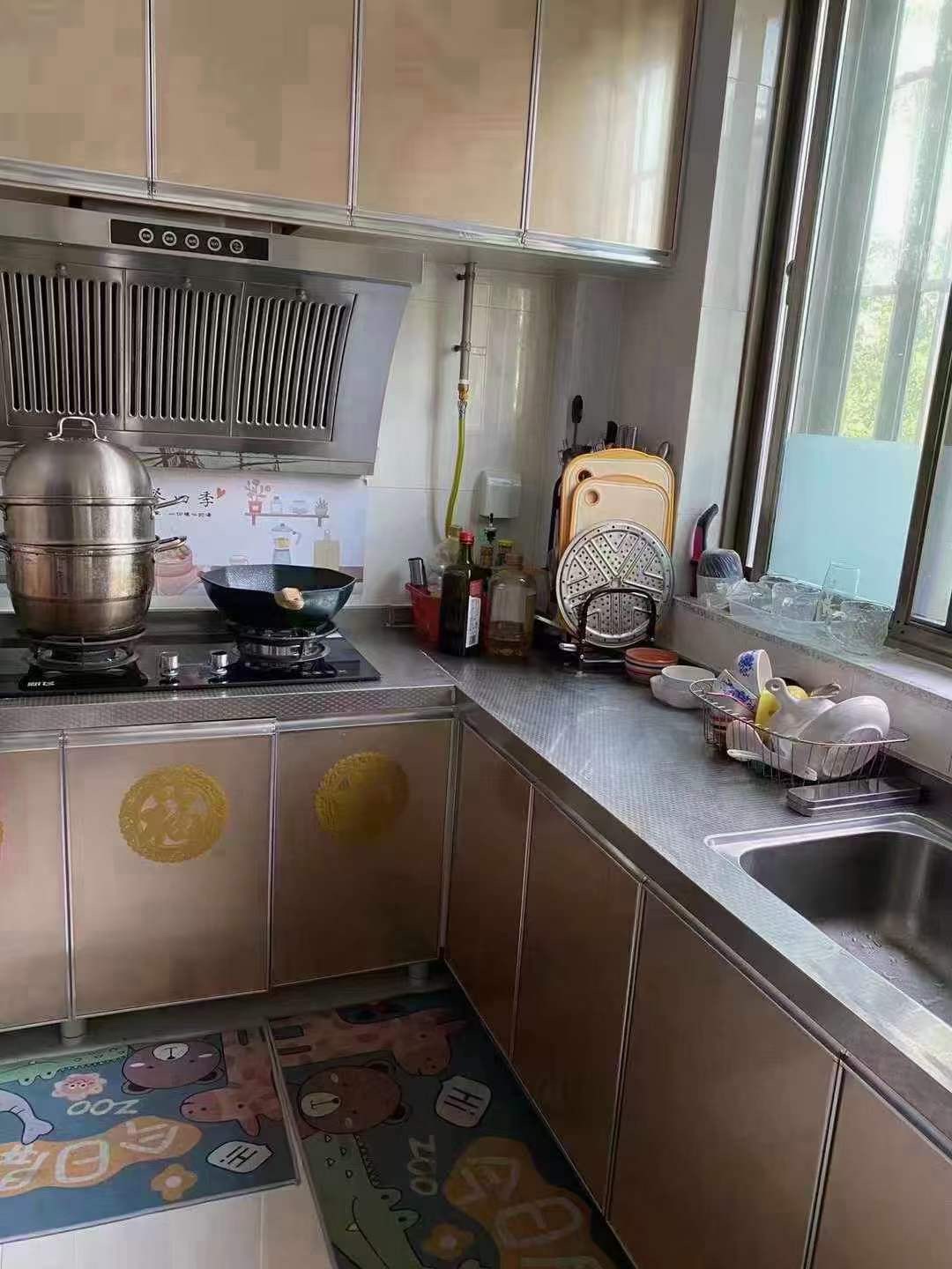 兴发小区 2楼88.53平方，三室一厅，地暖双气，去年精装短住！拎包入住