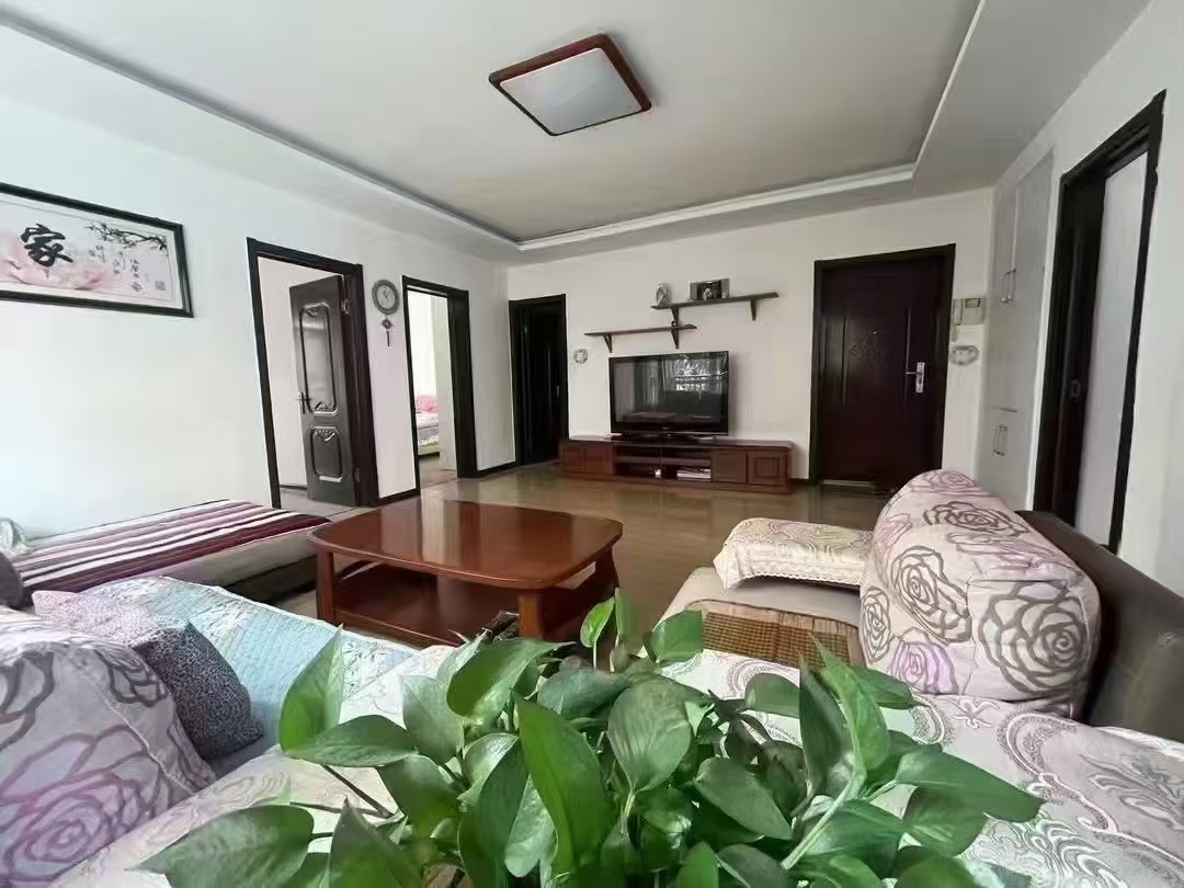 天筑绿洲一楼东边户带花园104平三室两厅一卫，精装修带家具家电，户型好，53.8万