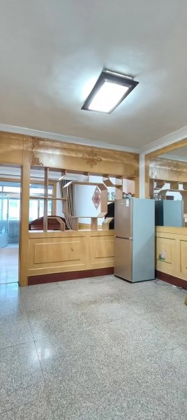 一中南馨园小区三楼，75平米，三室一厅，家具家电齐全，900一个月，年租年付