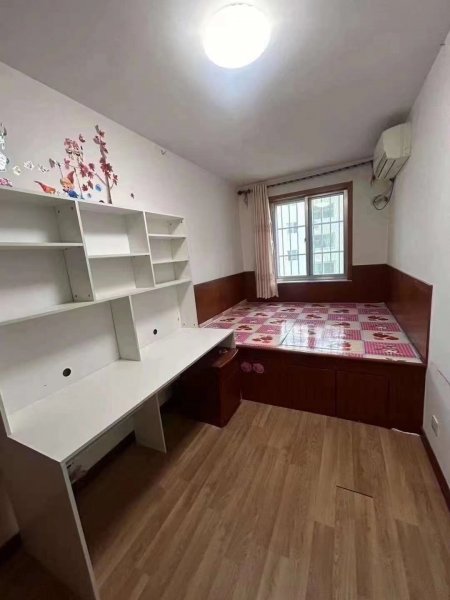 首次出租河滨小区四楼75平，精装地暖，家电齐全，两个空调