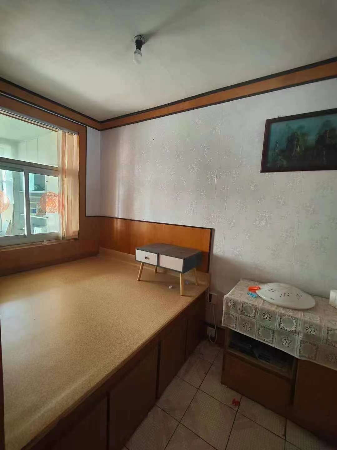 东山小区贴地四楼，相当于3楼，61平，双气，家具家电齐全