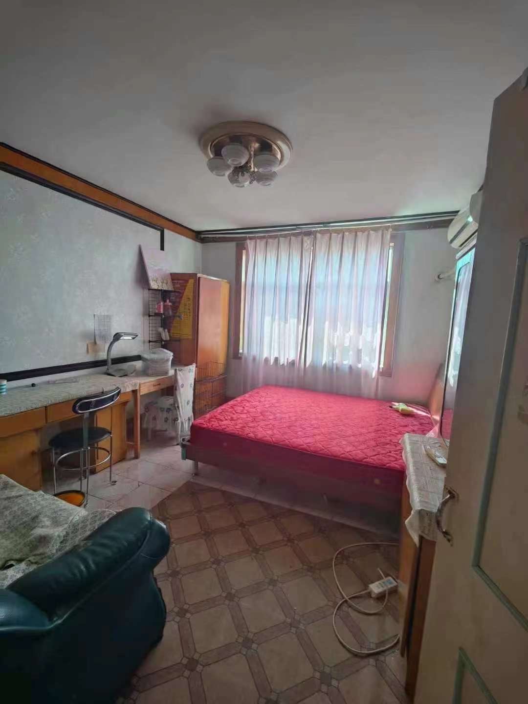 东山小区贴地四楼，相当于3楼，61平，双气，家具家电齐全