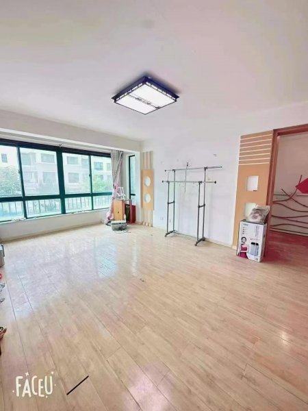 香格里拉一区，一楼，102平，66.8万，三室两厅两卫